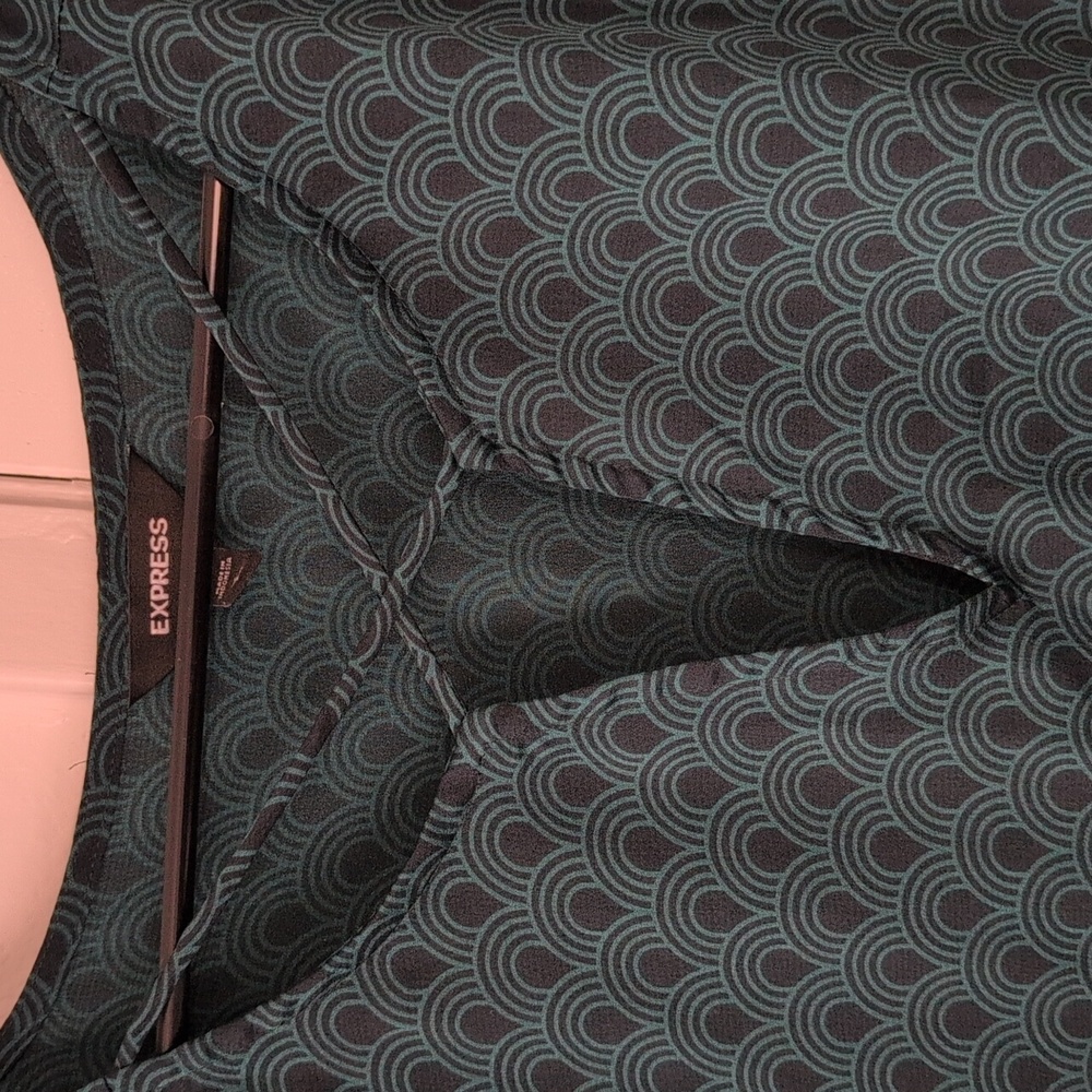 Express Women's Emerald Green Patterned Blouse - image 3